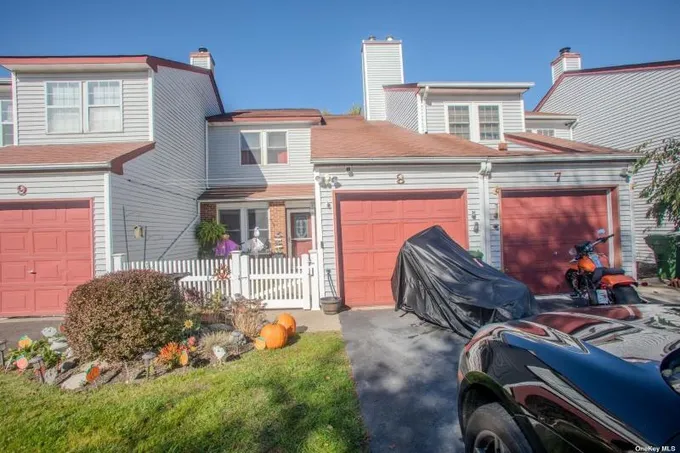 8 Braddock Court, Unit 1, Coram, NY 11727 for Sale