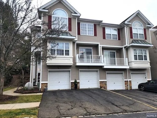 102 Lakeview Ct, Pompton Lakes, NJ 07442 - MLS 24001212 for Sale