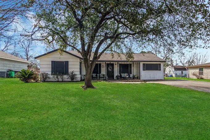 211 Lakewood Dr, Baytown, TX 77520 for Sale