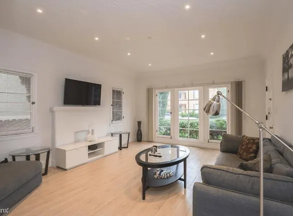 210 S Arnaz Dr - Beverly Hills, CA 90211 - Home For Rent