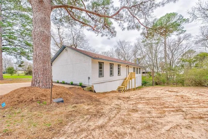 145 W Houston Ave, Onalaska, TX 77360 for Sale