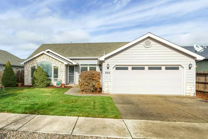 956 BIRMINGHAM ST, Medford, OR 97501 Single Family Residence For Sale  MLS# 220176207