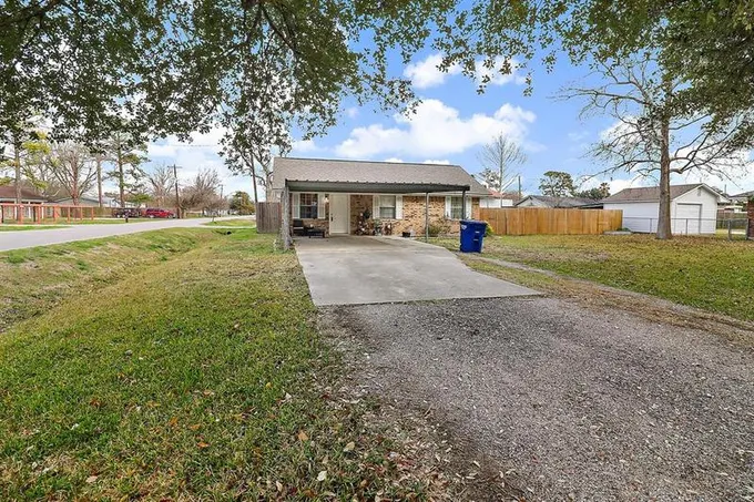 526 Elena Ln, Highlands, TX 77562 for Sale