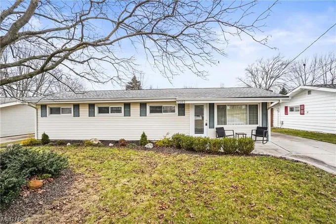 9202 COVENTRY DR, Northfield, OH 44067 Single Family Residence For Sale  MLS# 5016438
