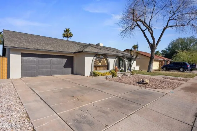 1034 W Mendoza Ave, Mesa, AZ 85210 - MLS 6661155 for Sale