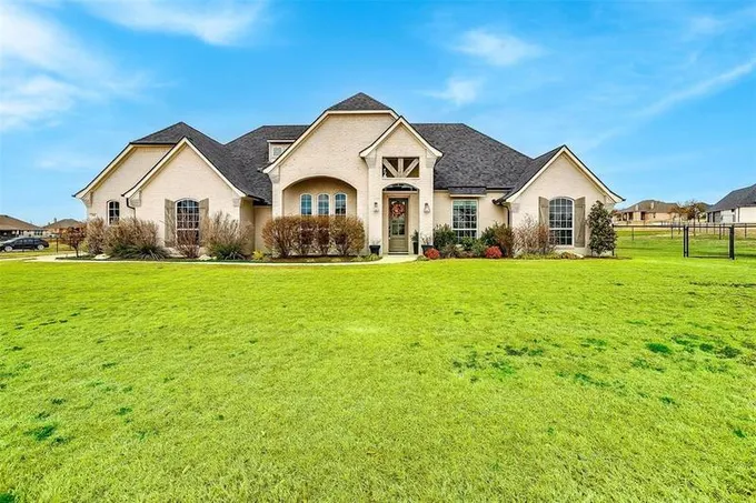 208 Columbia Ct, Springtown, TX 76082 for Sale