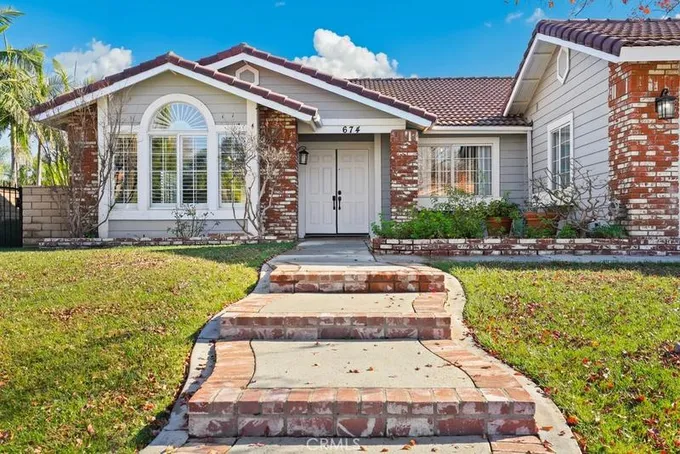 674 Garwood Court, Riverside, CA 92506 for Sale