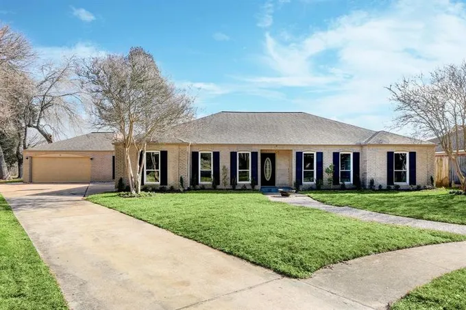389 Dawn Hill Dr, Friendswood, TX 77546 for Sale