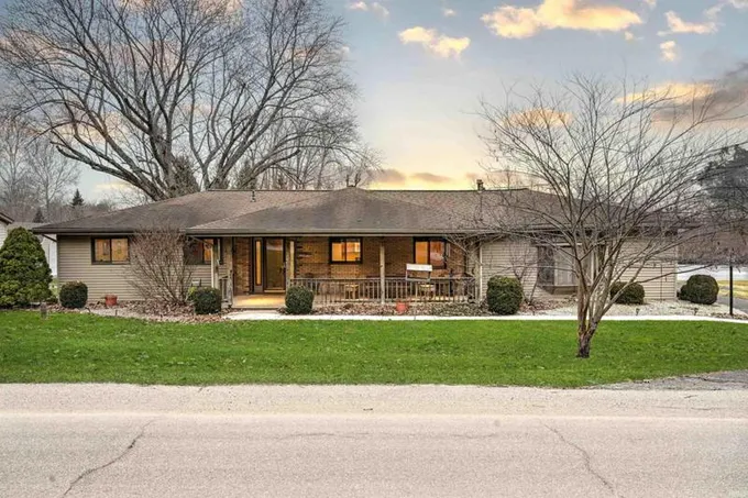 7154 E SOUTH BARBEE DR, Pierceton, IN 46562 Single Family Residence For Sale  MLS# 202404190
