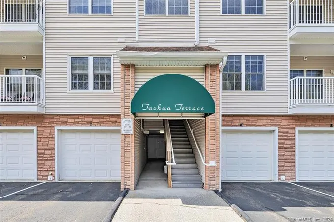 22122 Arganese Place, Trumbull, CT 06611 for Sale