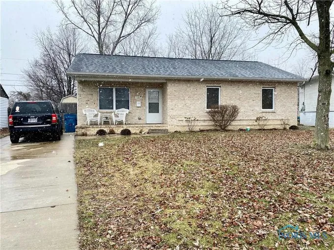 121 CLINTON ST, Walbridge, OH 43465 Single Family Residence For Sale  MLS# 6111306