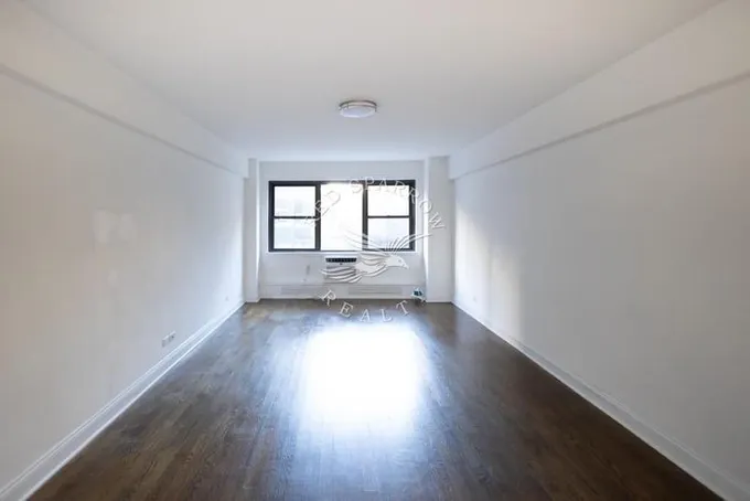 Rental listing in Upper East Side, Manhattan. Contact the landlord or property manager direct about rental.