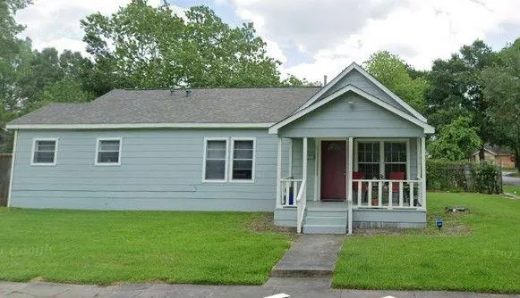 Rental listing in Downtown, Inner Loop. Contact the landlord or property manager direct about rental.