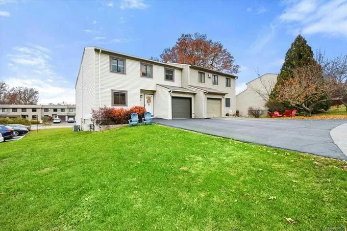 4 LAUREL CT, Fishkill, NY 12524 Single Family Residence For Sale  MLS# HM419632