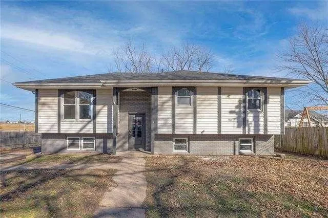 102 SW 6th Street, Oak Grove, MO 64075  624434740 for Sale