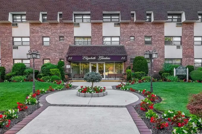 25 Elizabeth St #1U, Farmingdale, NY 11735 - MLS 3527328 for Sale