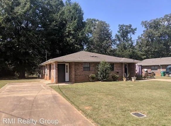 213 S Oak Ave - Sylacauga, AL 35150 - Home For Rent