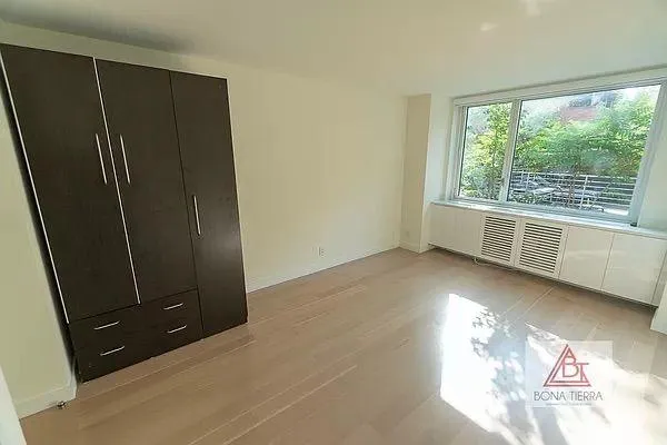 Furnished Midtown-West, Manhattan room for rent in 3 Bedrooms, Apartment for 2800 per month. Room ID 4738093