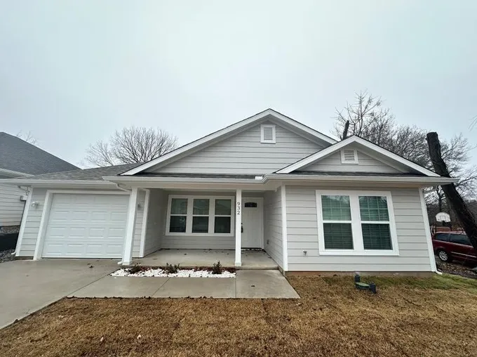 932 Chase St, Denison, TX 75020 - MLS 20519953 for Rent