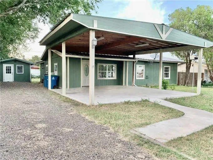 1419 E Corpus Christi St, Beeville, TX 78102 for Sale