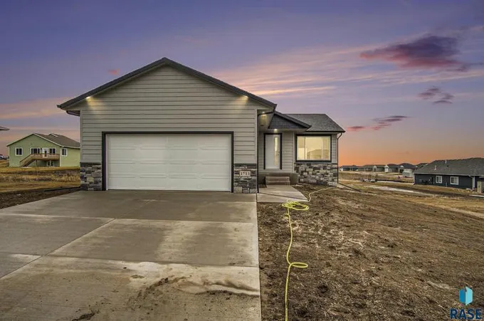 1713 E 70TH ST N, Sioux Falls, SD 57104 Single Family Residence For Sale  MLS# 22400948 for Rent