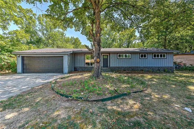 2401 W VALLEY DR, Fayetteville, AR 72703 Single Family Residence For Sale  MLS# 1265030 for Rent