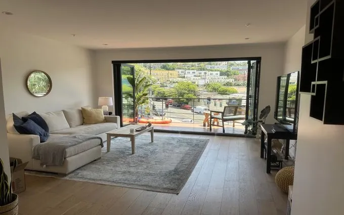 Rental listing in Silverlake, Metro Los Angeles. Contact the landlord or property manager direct about rental.