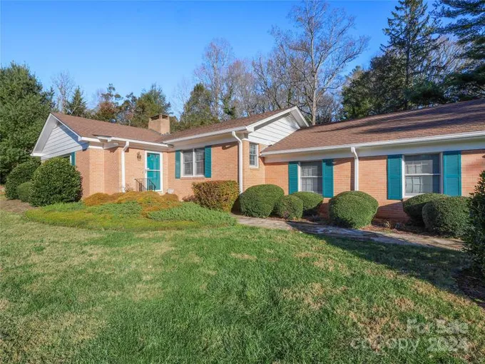 114 Hawthorn Drive, Hendersonville, NC 28791 for Sale