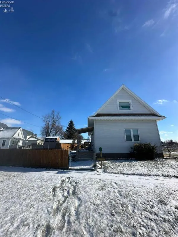 113 EAST ST, Bellevue, OH 44811 Single Family Residence For Sale  MLS# 20240178