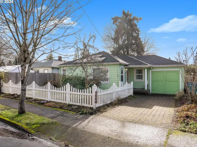 2225 E 30th St, Vancouver, WA 98663 - MLS 24209421 for Sale