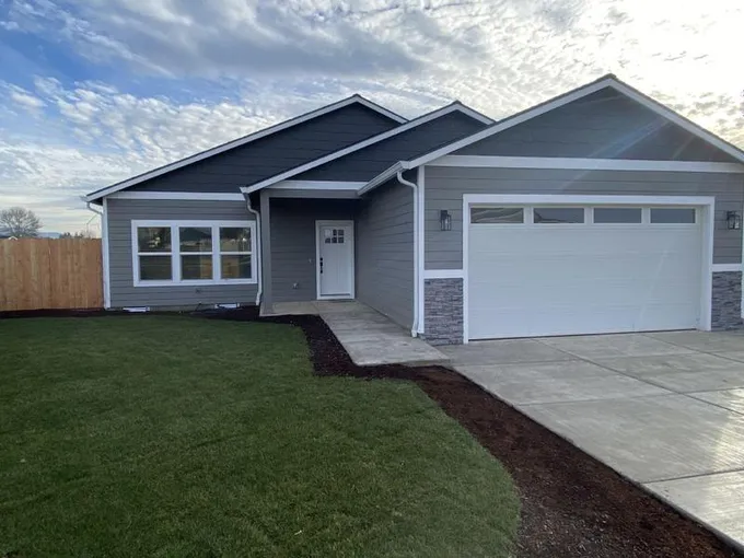 1682 Monarch Lane, Medford OR 97504 for Sale