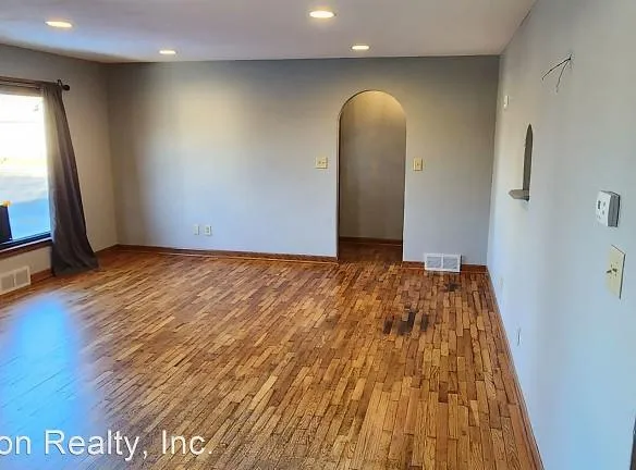 1400 Pine St - La Crosse, WI 54601 - Home For Rent
