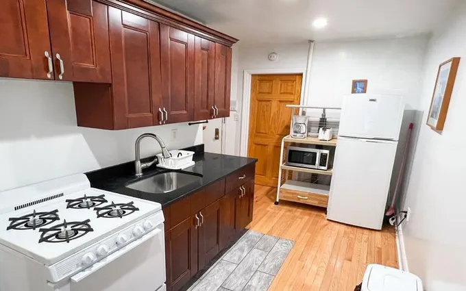 Rental listing in Midtown-West, Manhattan. Contact the landlord or property manager direct about rental.