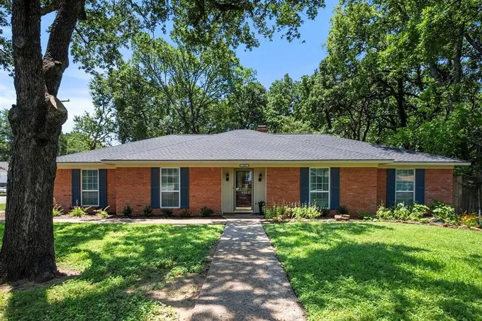 1401 Bowie Cir, Corsicana, TX 75110 for Sale