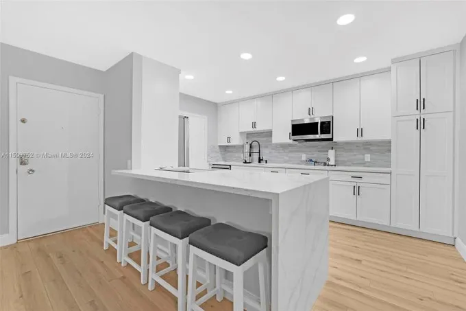 5840 Northeast 22nd Way, Unit 709, Fort Lauderdale, FL 33308 for Sale