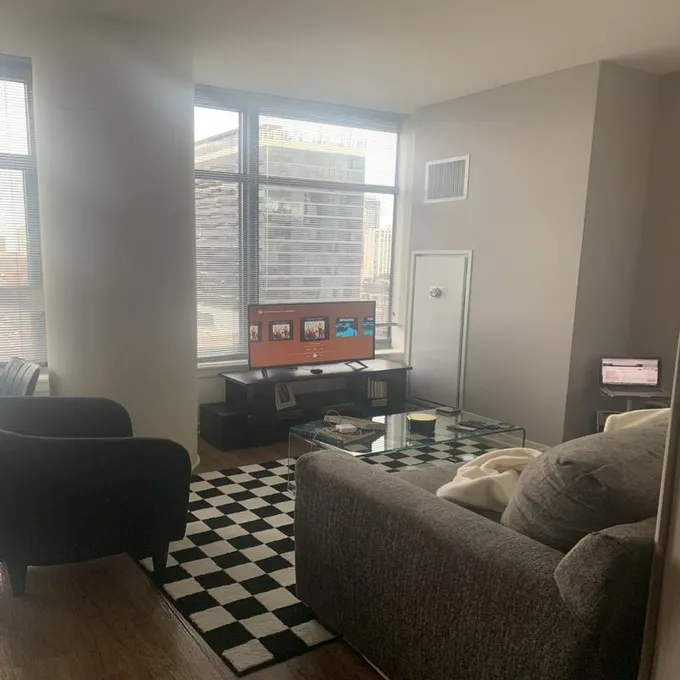 Rental listing in Old Town, North Side. Contact the landlord or property manager direct about rental.