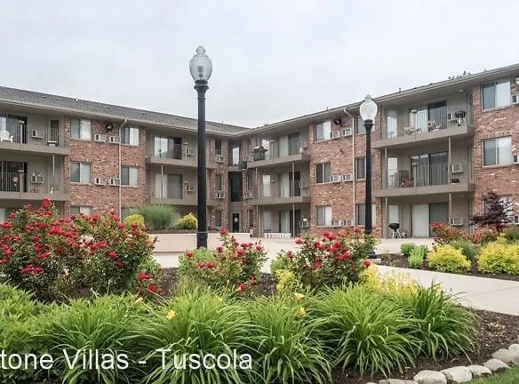 600 E Ficklin St - Tuscola, IL 61953 - Home For Rent