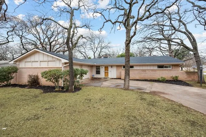 520 W Pleasantview Dr, Hurst, TX 76054 for Sale