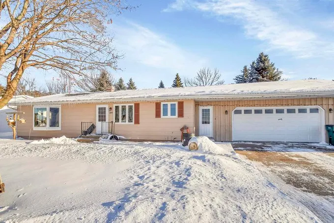 2058 Pershing Road, New London, WI 54961 for Sale