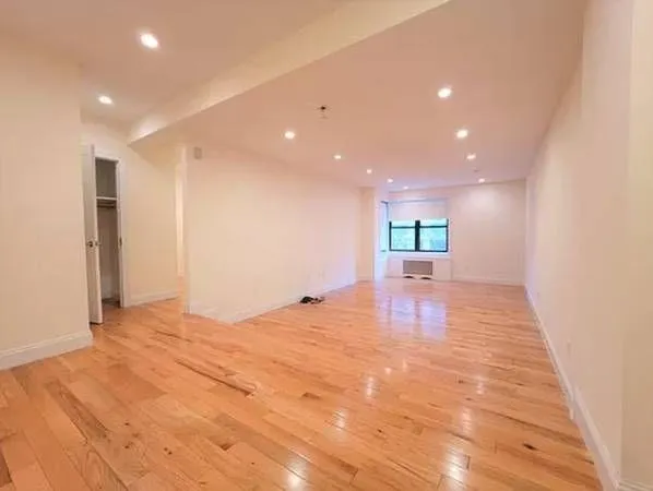 Rental listing in Upper East Side, Manhattan. Contact the landlord or property manager direct about rental.