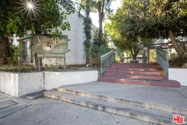 8601 International 235, Canoga Park CA 91304 for Sale