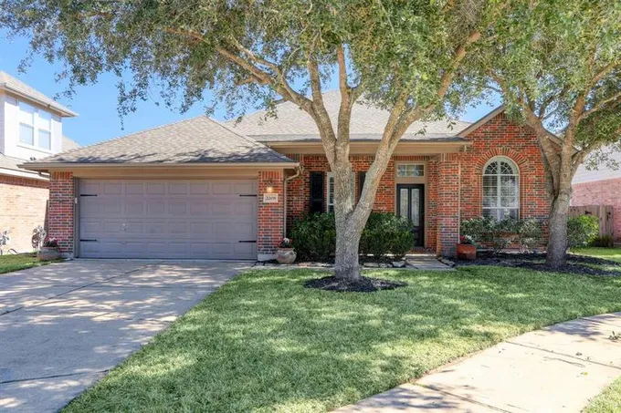 2208 Laurelglen Ct, League City, TX 77573 for Sale