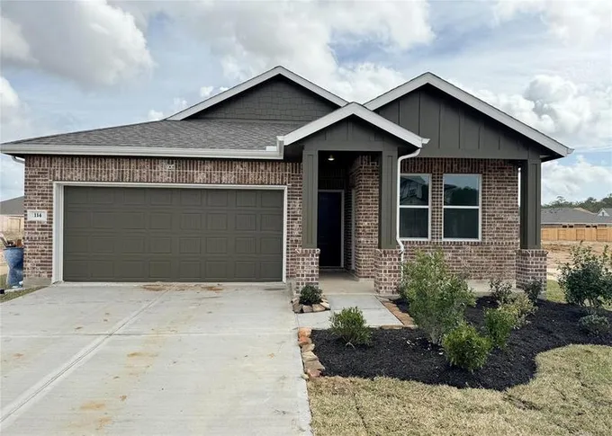 114 Peachleaf Ct, Anahuac, TX 77514 for Sale