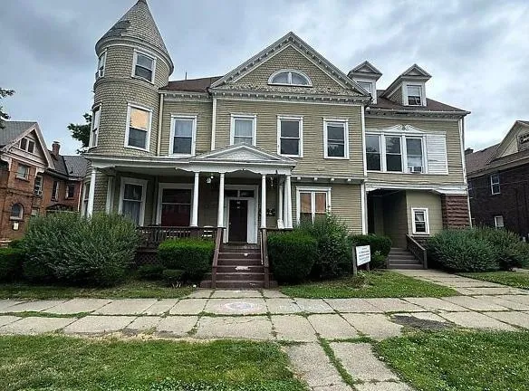 324 W 9th St - Erie, PA 16502 - Home For Rent