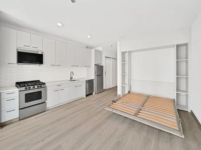 Rental listing in Lincoln Park, North Side. Contact the landlord or property manager direct about rental.