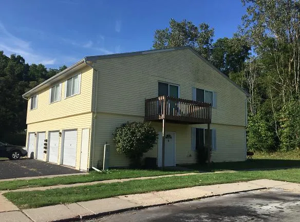 Brookshires Townhomes Apartments - 3965 Hunters Ridge Dr - Lansing, MI Apartments for Rent