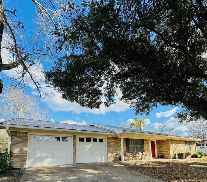 109 Kessler St, Hallettsville, TX 77964 for Sale
