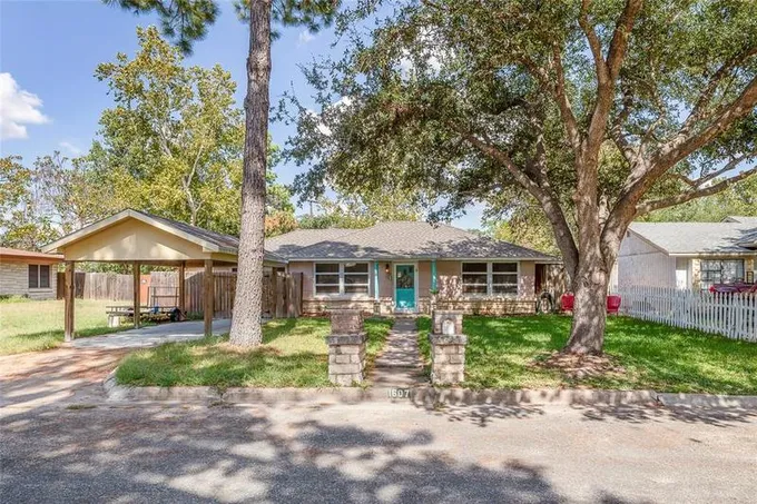 1607 Willow St, Hearne, TX 77859 for Sale