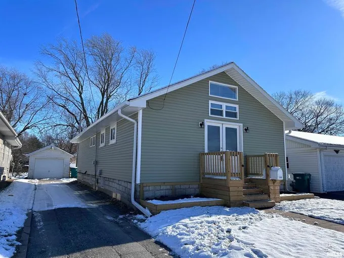 1345 Willard St, Galesburg, IL 61401  MLS# CA1026227 for Sale