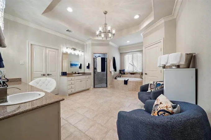 19 Kiskadee Ln, Houston, TX 77058 for Sale